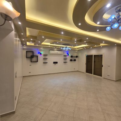 شقه فاضيه للايجار بالمطبخ والتكييفات في الحي الخامس فيلات في التجمع الخامس