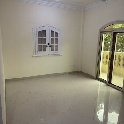 شقه فاضيه للايجار في جنوب الاكاديميه ب في التجمع الاول