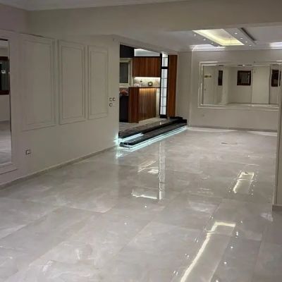 شقه فاضيه للايجار بالمطبخ والتكييفات في الحي التاني فيلات في التجمع الخامس