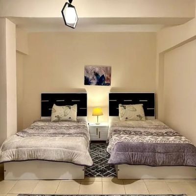 شقة مفروشة تشطيب فاخر للإيجار في كمبوند البستان بالتجمع الأول