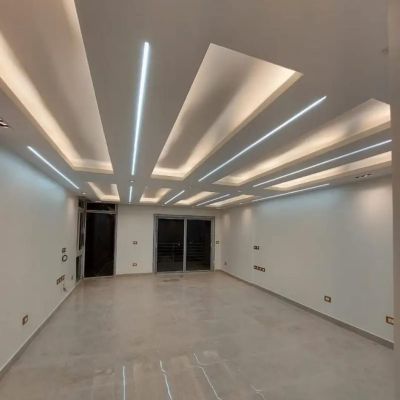 شقة فاضية للإيجار بالمطبخ والتكييفات داخل كمبوند هايد بارك 