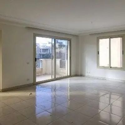 شقه فاضيه للايجار بالمطبخ والتكييفات في الحي التاني فيلات في التجمع الخامس