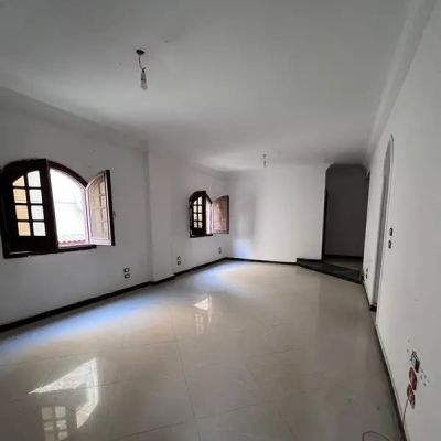 شقة فاضية للإيجار في الحي الثالث فيلات بالتجمع الخامس 