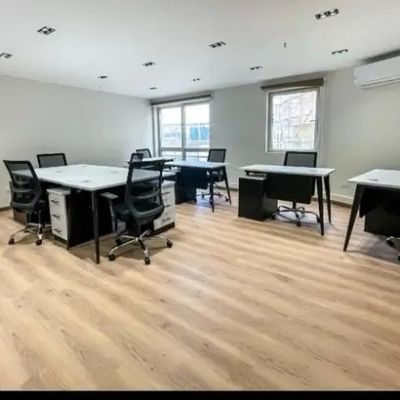 مكتب مفروش إداري للإيجار داخل مول راقٍ على شارع التسعين الجنوبي مباشرة في التجمع الخامس