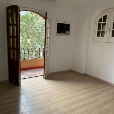 Unfurnished apartment for rent with air conditioning (residential and administrative) in South Academy Z - First Settlement Prime location near North 90th Street, Mohamed Naguib Axis and the Ring Road, within a quiet and organized area, suitable for resid
