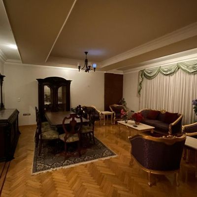 *شقه مفروشه للايجار في المستثمرين الجنوبية في التجمع الخامس*قريب من المحاور الرئيسية مثل محور جمال عبد الناصر وشارع ٩٠ الجنوبي، وتوفر بيئة سكنية راقية