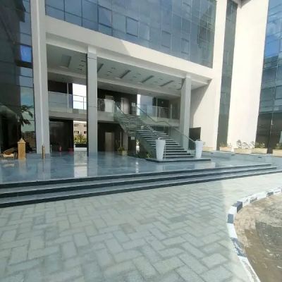 *Empty clinic for rent in a mall in Fifth Settlement* Near 90th Street and main roads such as the Ring Road and express traffic arteries,