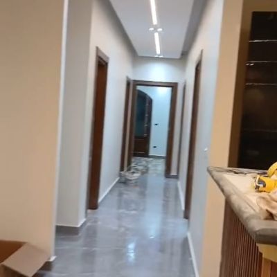 شقة فاضية للإيجار بالمطبخ والتكييفات في الياسمين 7 فيلات &ndash; التجمع الأول: شقة جاهزة للسكن بمساحة مناسبة (غرف + ريسبشن + مطبخ مجهز + تكييفات) في الياسمين 7 فيلات بالتجمع الأول، بموقع متميز قريب من شارع التسعين ووسط الخدمات الأساسية مثل المدارس والمولا