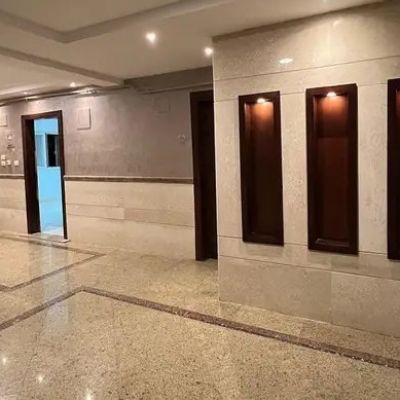 Unfurnished apartment for rent in Rawdat Al Azhar Compound &ndash; Fifth Settlement, opposite Maxim Mall:  Close to South 90th Street, main roads, and transportation, as well as schools, medical centers, and commercial services. The compound features 24/7