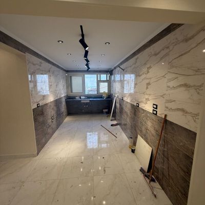 شقة فاضية للإيجار في منتجع النخيل &ndash; التجمع الأول: قريب من شارع التسعين الجنوبي ووسط الخدمات الأساسية مثل المولات والمدارس والمراكز الطبية والمواصلات، ويتميز الكمبوند بـأمن وحراسة على مدار الساعة، مساحات خضراء واسعة، بيئة هادئة وفيلات وشقق راقية، وتص