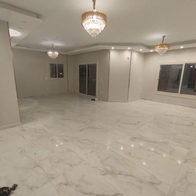 شقة فاضية للإيجار بالمطبخ في البنفسج عمارات &ndash; التجمع الأول، بموقع مميز قريب من المحاور الرئيسية، ووسط منطقة خدمية متكاملة تضم مدارس، مراكز طبية، مطاعم وكافيهات، وقريبة من جميع وسائل المواصلات.