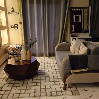 ستوديو مفروش للإيجار في كمبوند ستون ريزيدنس &ndash; التجمع الخامس، بموقع مميز قريب من شارع التسعين الجنوبي، وعلى بُعد دقائق من المولات التجارية، المدارس، المراكز الطبية، ووسائل المواصلات، مع توفير أعلى مستوى من الأمان والخدمات داخل الكمبوند.