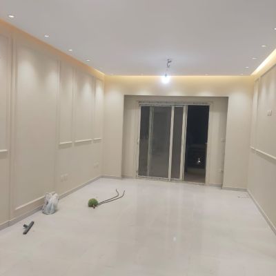 Unfurnished apartment for rent in Paradise Compound, Fifth Settlement, in a prime location near the American University and 90th Street, close to major malls and services, with 24-hour security, spacious green areas, a mall, and integrated services.