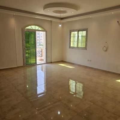 Unfurnished apartment for rent in Al Yasmin 1 - Fifth Settlement, in a prime location in a villa area close to 90th Street, the American University, Mohamed Naguib Axis, and near all services and malls.